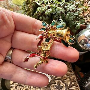 Vintage Signed Smithsonian Christmas Cherub Gold Tone Red Enamel Pin Brooch